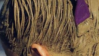 Wir behandeln Haare mit Henna