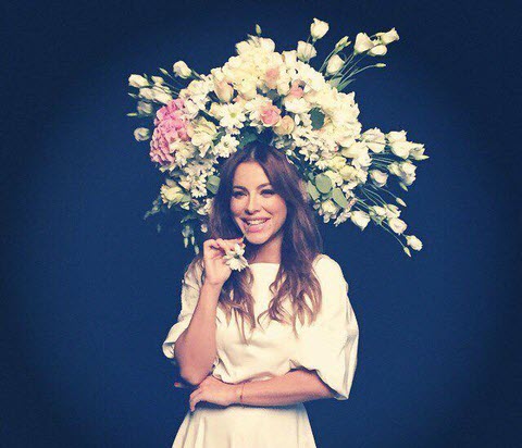 Ani Lorak in einem Kranz