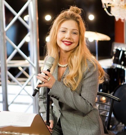 Modische Frisur für jeden Tag - ein Dutt für loses Haar Auf dem Höhepunkt der Popularität ist jetzt ein Dutt für loses Haar oder Hunne.