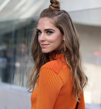 Modische Frisur für jeden Tag - ein Dutt für loses Haar Auf dem Höhepunkt der Popularität ist jetzt ein Dutt für loses Haar oder Hunne.