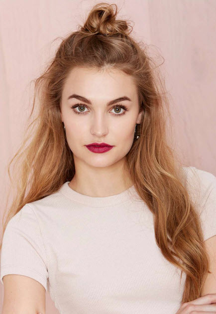 Modische Frisur für jeden Tag - ein Dutt für loses Haar Auf dem Höhepunkt der Popularität ist jetzt ein Dutt für loses Haar oder Hunne.