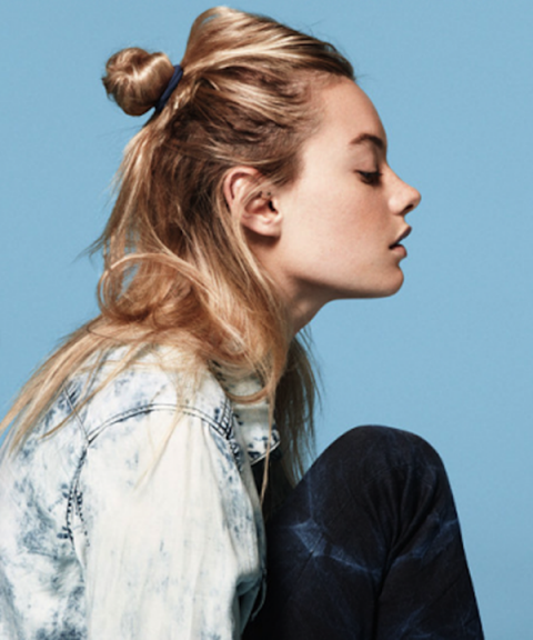 Modische Frisur für jeden Tag - ein Dutt für loses Haar Auf dem Höhepunkt der Popularität ist jetzt ein Dutt für loses Haar oder Hunne.