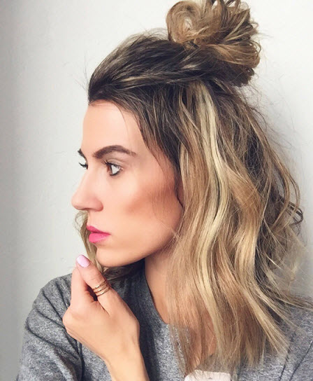 Modische Frisur für jeden Tag - ein Dutt für loses Haar Auf dem Höhepunkt der Popularität ist jetzt ein Dutt für loses Haar oder Hunne.