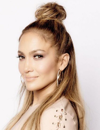 Modische Frisur für jeden Tag - ein Dutt für loses Haar Auf dem Höhepunkt der Popularität ist jetzt ein Dutt für loses Haar oder Hunne.