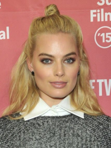 Modische Frisur für jeden Tag - ein Dutt für loses Haar Auf dem Höhepunkt der Popularität ist jetzt ein Dutt für loses Haar oder Hunne.