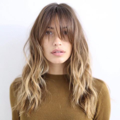 Langer Pony umrahmt das Gesicht