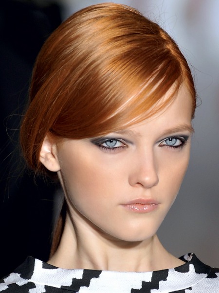 Haarschnitt mit schrägem Pony