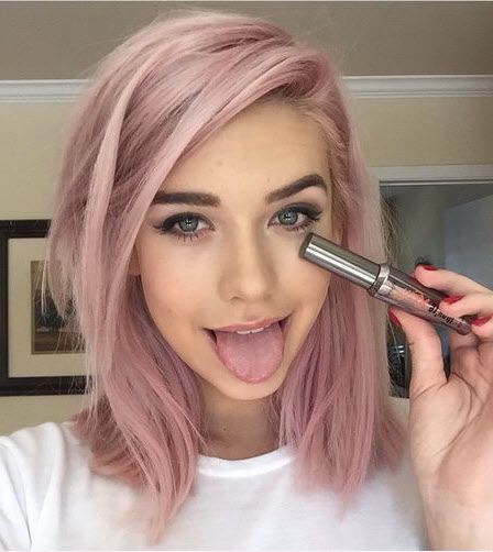 Modischer Rosaton im Haar