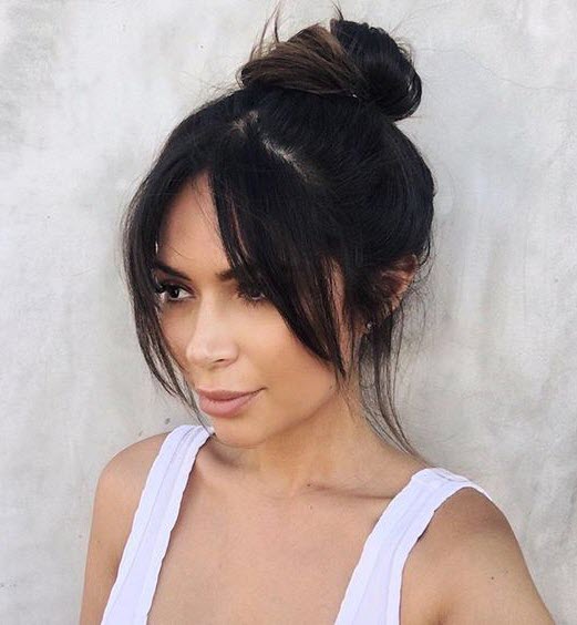 Langer Pony umrahmt das Gesicht