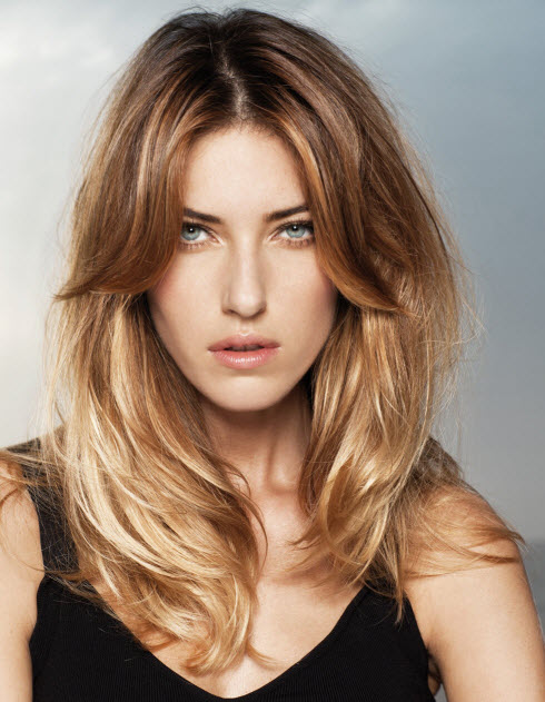 Langer Pony umrahmt das Gesicht