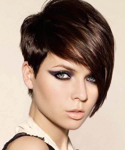 Haarschnitte mit schrägem Pony