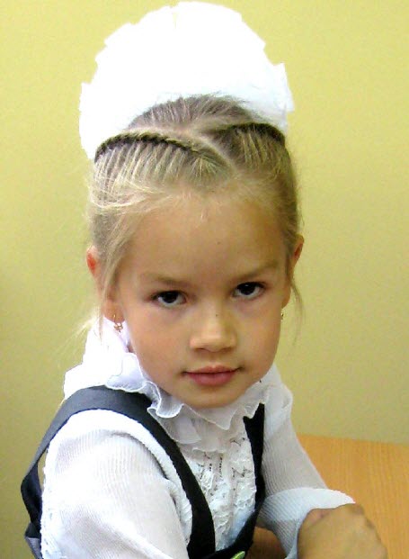 Foto von Frisuren für den 1. September für kleine Mädchen