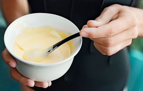 Fügen Sie einfach hausgemachte Masken hinzu, um das Haarwachstum zu stimulieren, das wir weiter unten verbrennen werden. Haarwiederherstellung nach Anästhesie