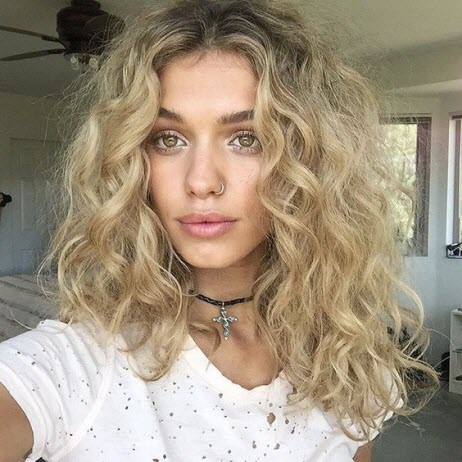 Haarschnittkaskade für lockiges Haar