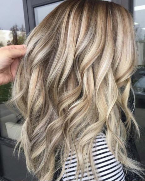 Färben von Balayage für blondes Haar