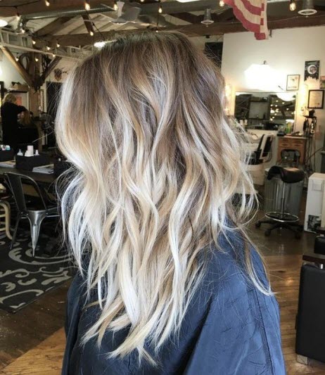 Balayage auf blondem Haar färben