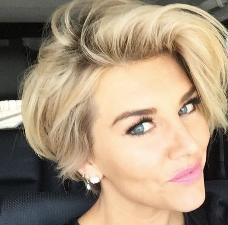 Pixie auf welligem Haar