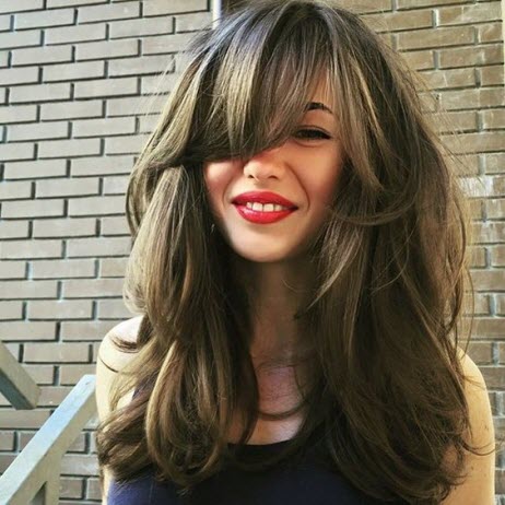 Wie sieht eine Haarschnittkaskade für langes Haar aus?