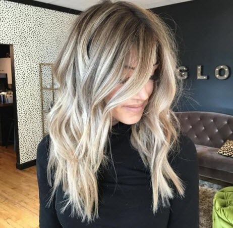 Färben von Balayage für blondes Haar