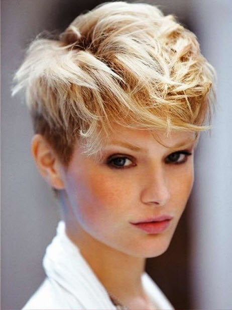 Pixie auf welligem Haar