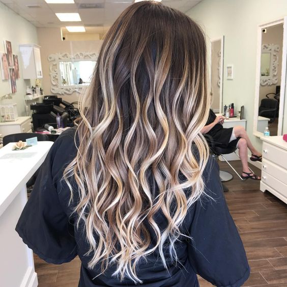 Färben von Balayage für dunkles Haar