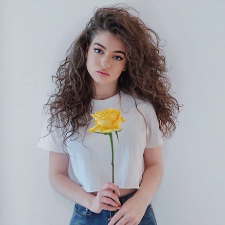 Haarschnittkaskade für lockiges Haar