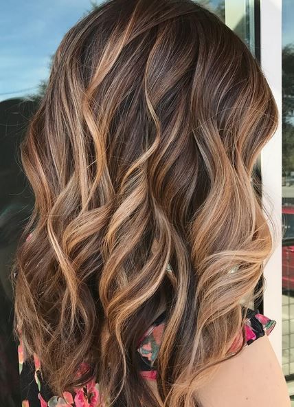 Färben von Balayage für dunkles Haar