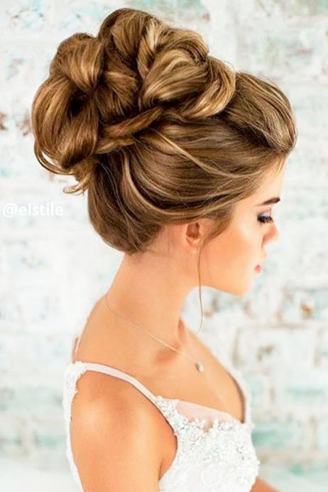 Stilvolle Brautfrisur High Bun