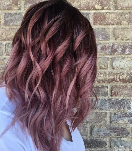 Foto von rosa, Aschefärbung im Stil von Balayage