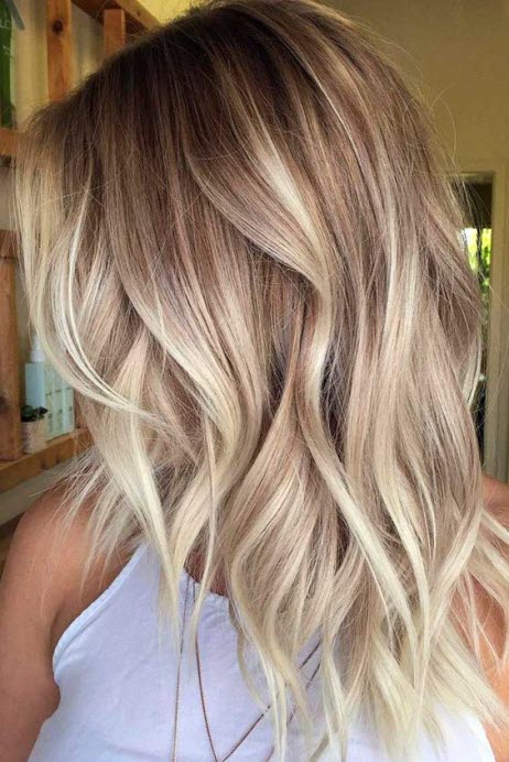 Färben von Balayage für blondes Haar
