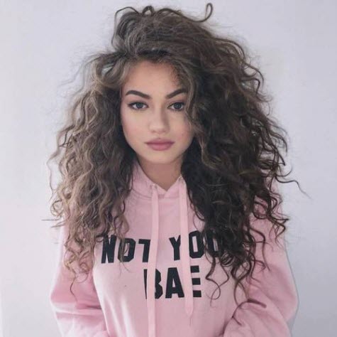 Haarschnittkaskade für lockiges Haar