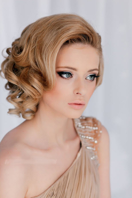 Abendstyling für mittleres Haar und seitlichen Pony