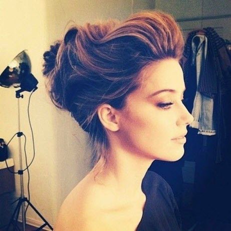 Gesammelte hohe Frisur