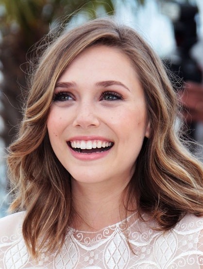 Abendstyling für mittleres Haar und seitlichen Pony