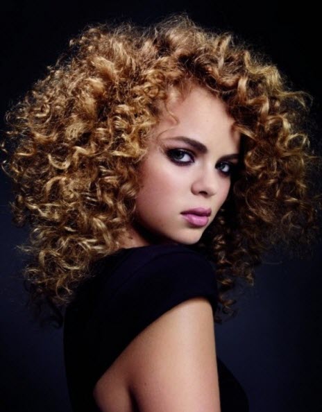 Abendfrisur mit Locken-Nass-Effekt