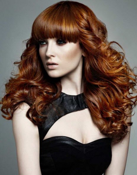 Üppige Locken und gerader Pony