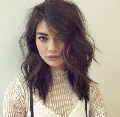 mittellange Wellen mit schrägem Pony