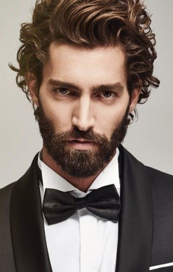 Stylischer Herrenhaarschnitt für welliges lockiges Haar