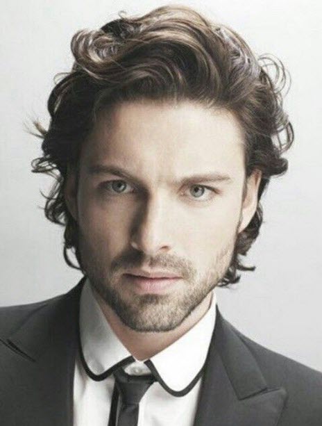 Stylischer Herrenhaarschnitt für welliges lockiges Haar