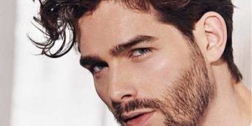 Stylischer Herrenhaarschnitt für welliges lockiges Haar