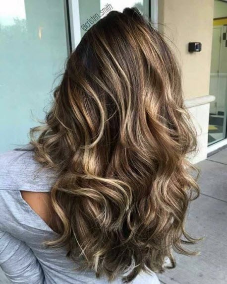 Färben von Brondes auf hellbraunem und dunklem Haar