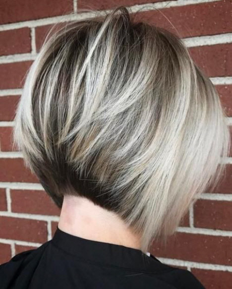 Haarfärben, das verjüngt