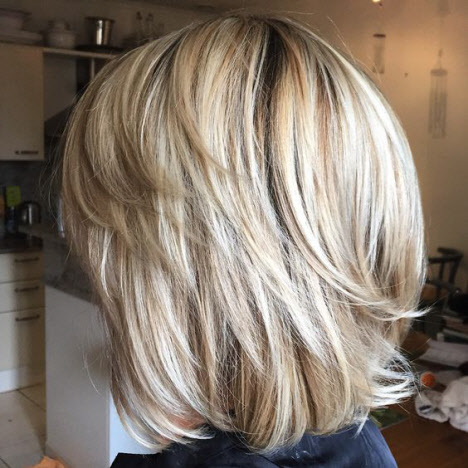 Haarfärben, das verjüngt