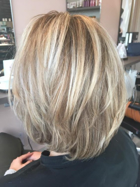 Haarfärben, das verjüngt