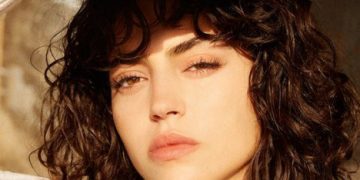 Klassisches Quadrat ohne Pony und mit Pony: Foto 2024