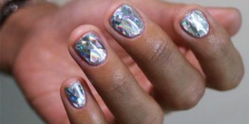 Foto der neuen Maniküre für sehr kurze Nägel 2024