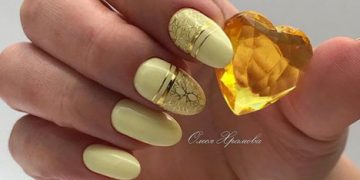 Zarte Maniküre mit goldenen Streifen Schwarze Maniküre mit goldenen Streifen Weiße Maniküre mit goldenen Streifen