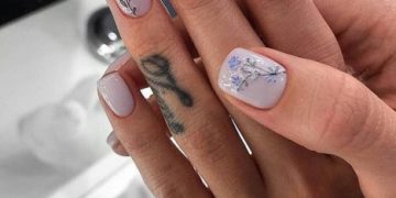 Foto der neuen modischen Blumenmaniküre-Saison 2024