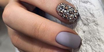 Nude Maniküre mit Steinen für kurze Nägel: Foto 2024