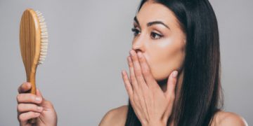 Haarausfall nach der Geburt: Wann Sie sich keine Sorgen machen sollten und wann Sie einen Spezialisten aufsuchen sollten